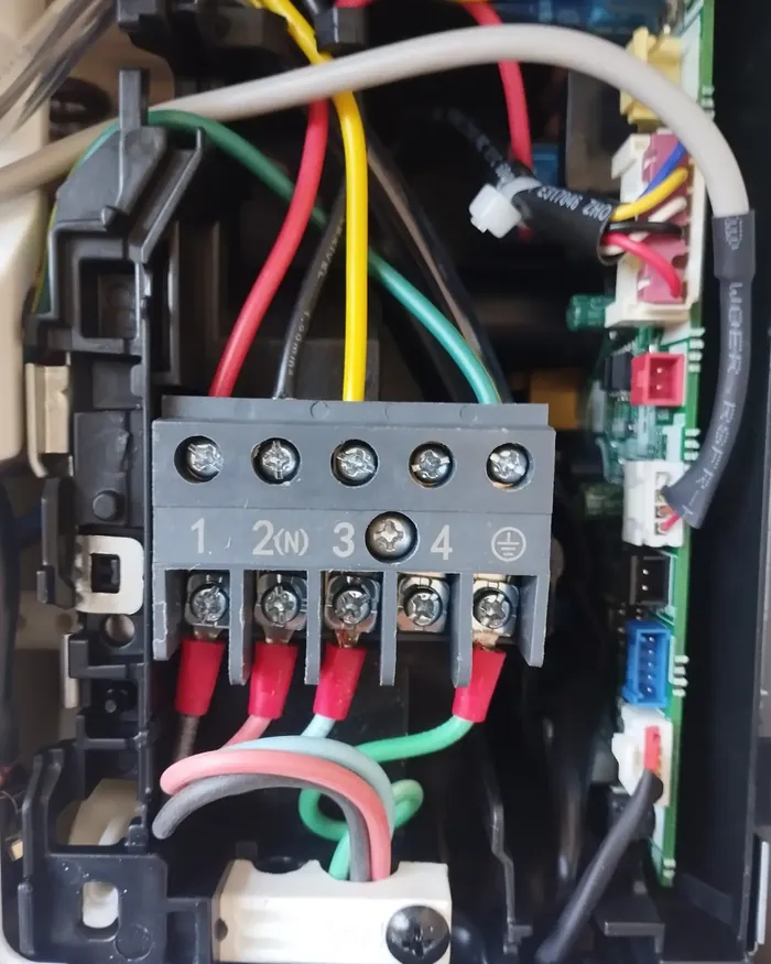 Ligação elétrica com terminais na placa do aparelho