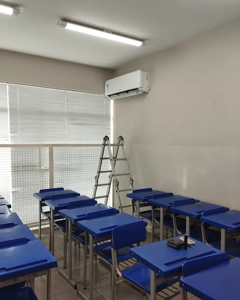 Sala de aula com ar condicionado instalado