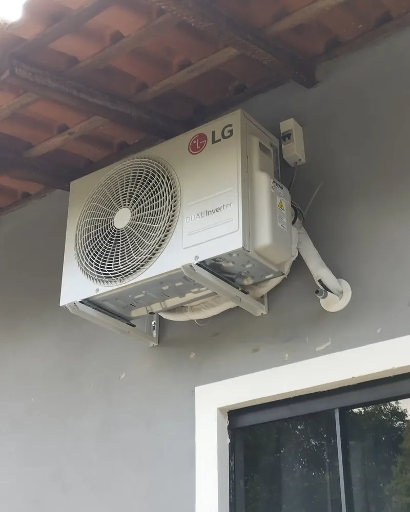 Condensadora LG instalada na parede de um sobrado