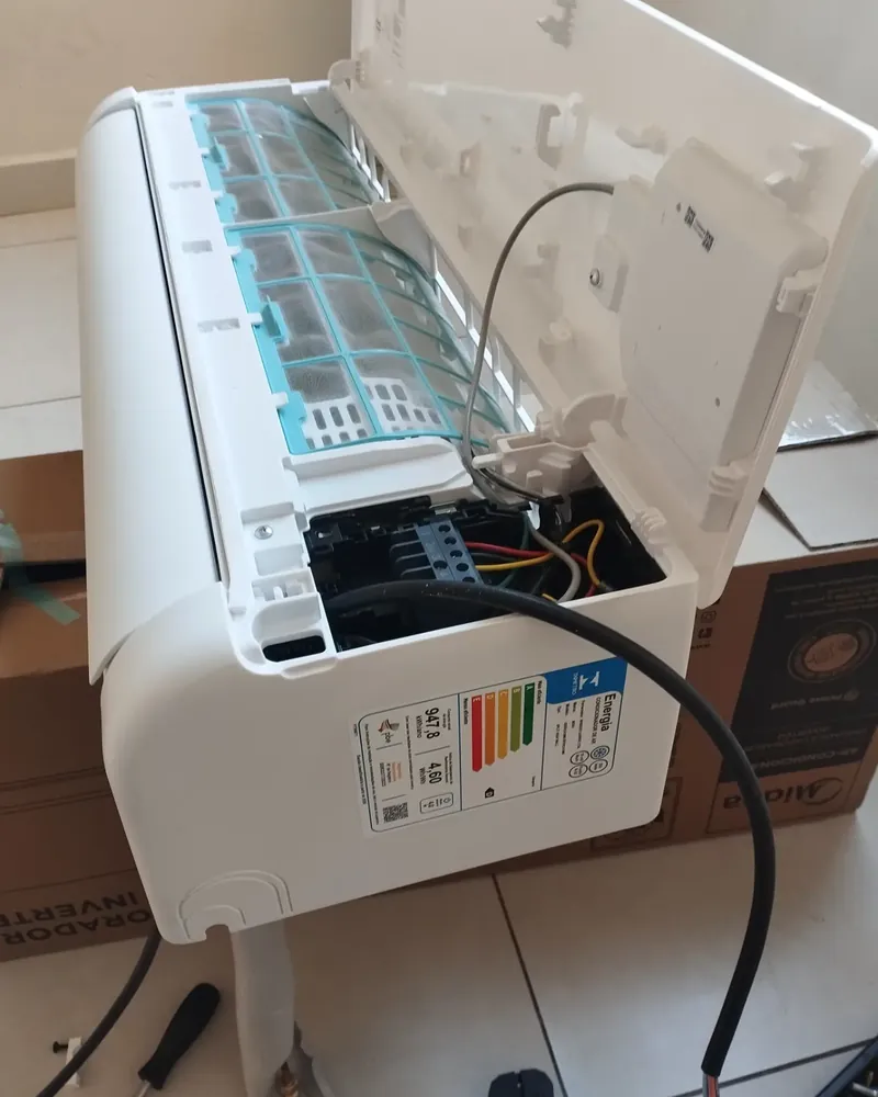 Evaporadora de 18.000 BTUs aberta na instalação